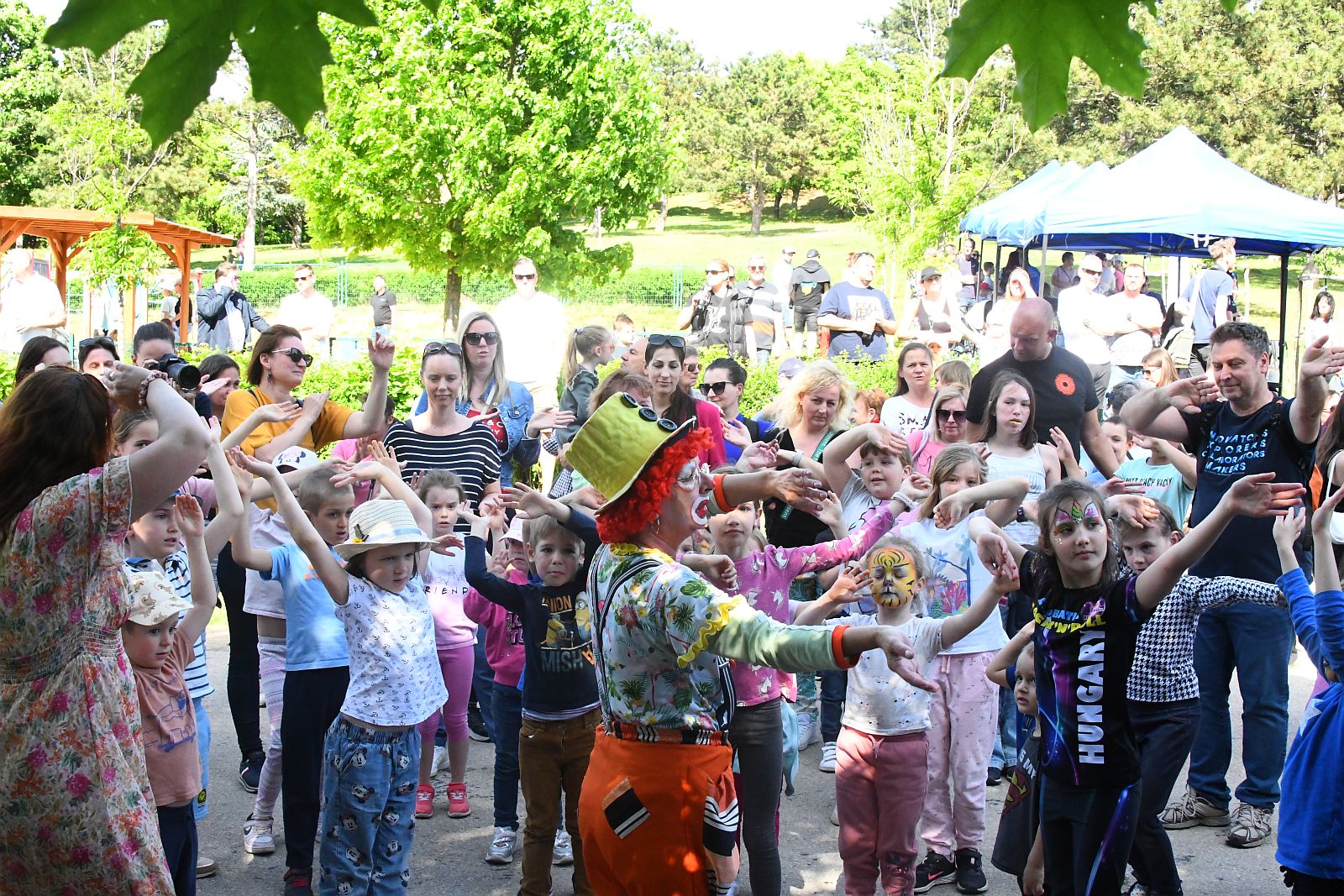 Püspökkertvárosi forgatag a vasárnapi napsütésben